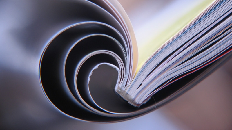 Foto: ein aufgeschlagenes Buch (Bildausschnitt) – Symbolbild für „Publikationen“
